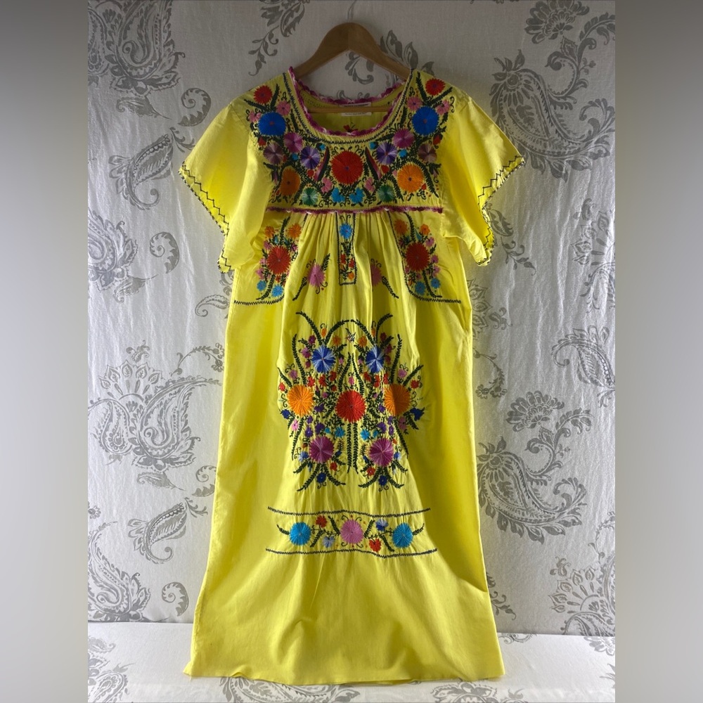 Vintage 70s Mexican Dress
Embroidered Midi‎ Peasant Style
Small